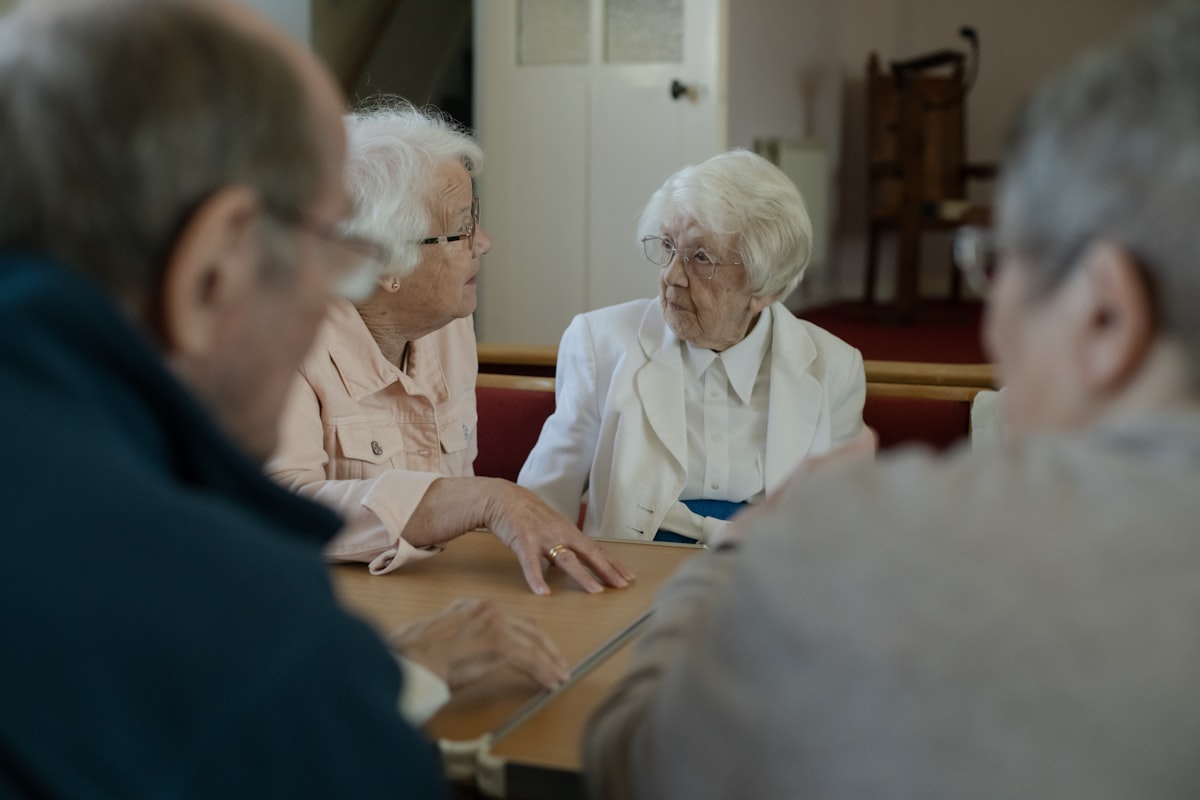 Ältere Menschen im vertrauten Gespräch miteinander